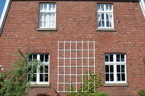 Mehrere Fenster einer Fassade in weiß. Umgesetzt von Hünting Bauelemente.